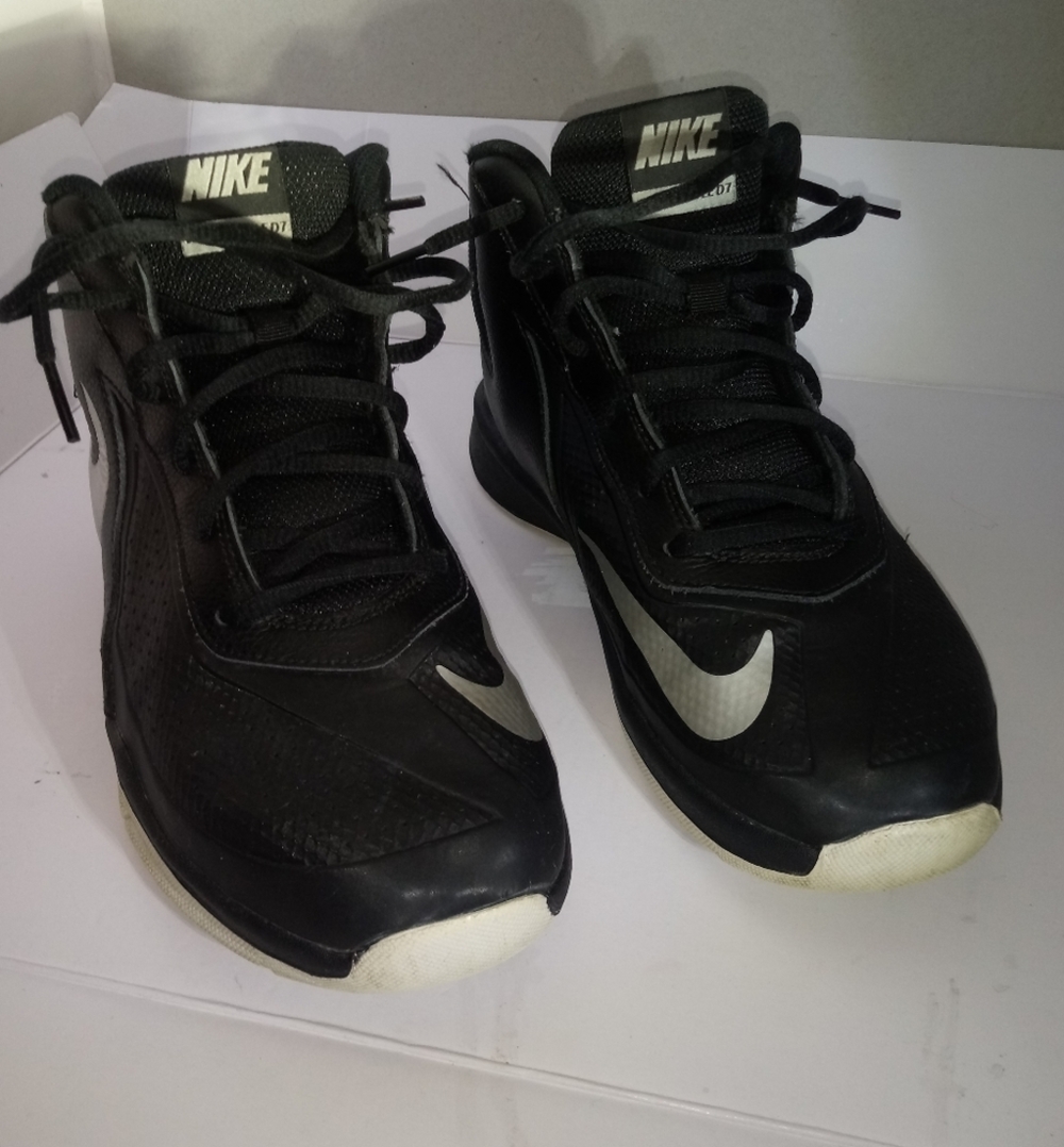 Nike kids team hustle D7 basketball sneake…